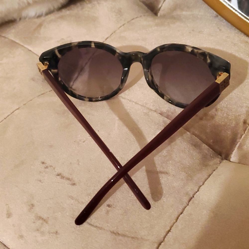 Tory Burch Stylish Tortoise Shell Sunglasses With Gold Logo - Picture 4 of 7